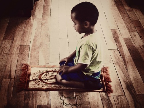 a boy praying