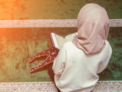 a girl read in quran