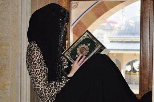 Cute DPs Of Islamic Girls With Quran