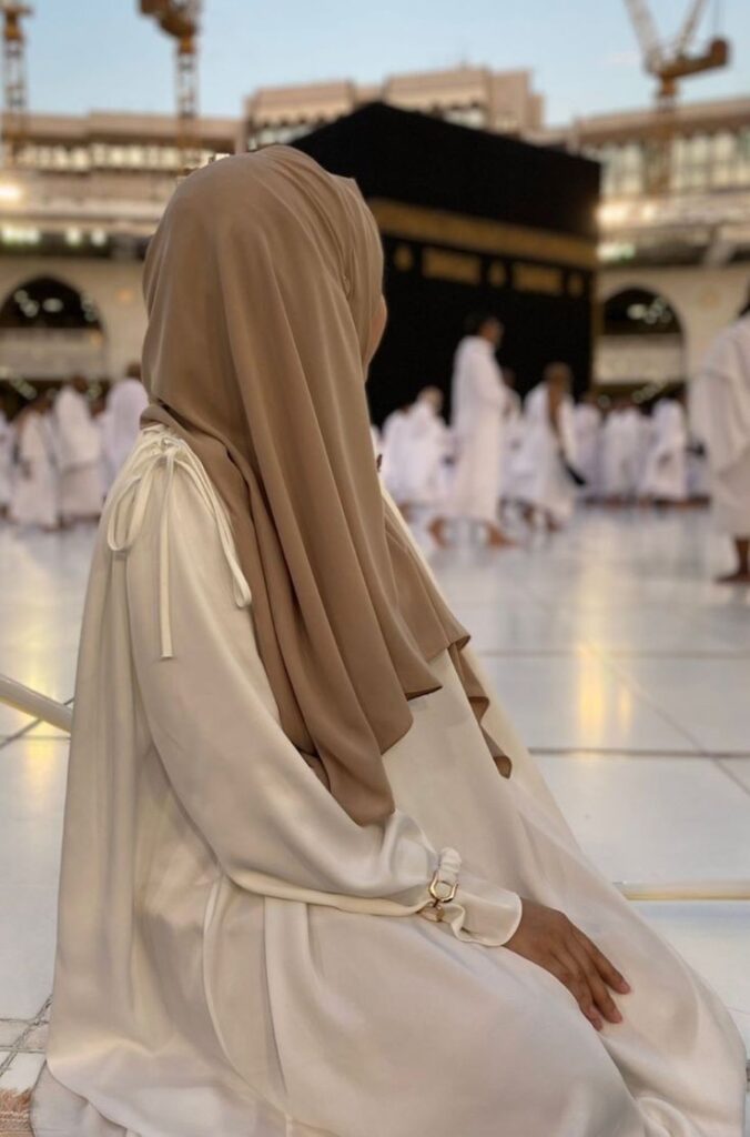 Islamic WhatsApp DP – Peaceful Reflection at Masjid al Haram