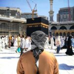 islamic dp whatsapp dp islamic images ( A man is seeing Kaaba)