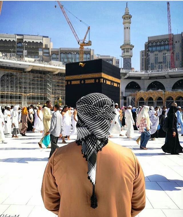 islamic dp whatsapp dp islamic images  ( A man is seeing Kaaba)